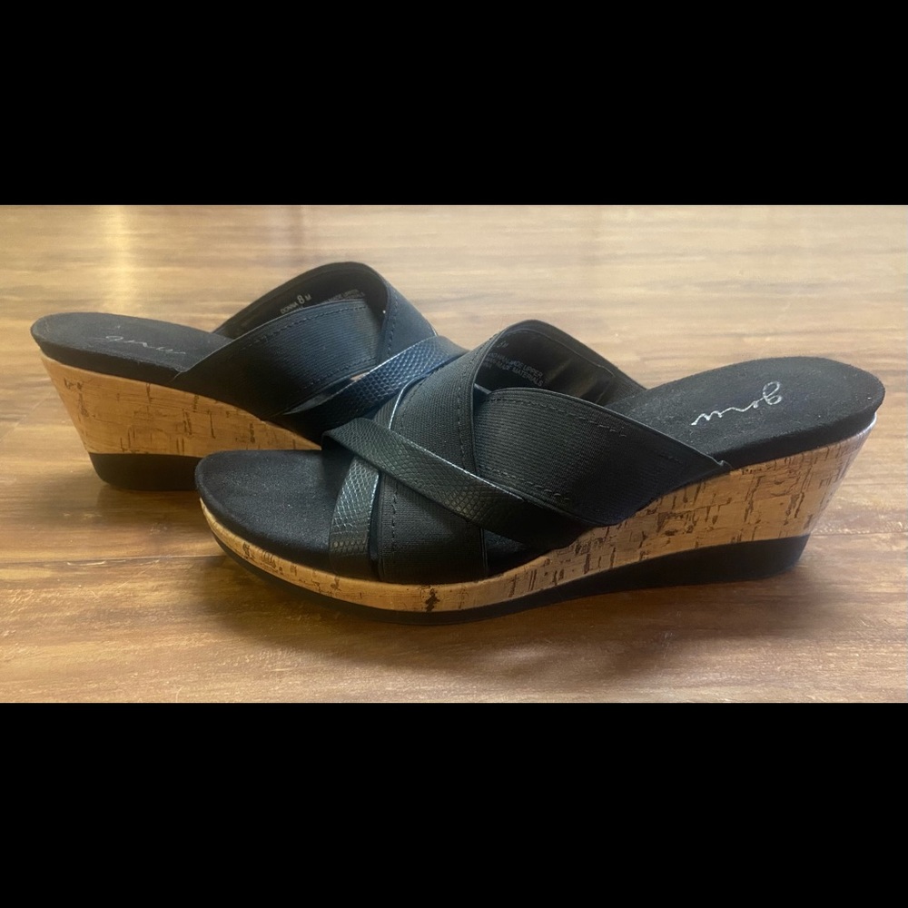 Women’s GNW Black Heeled Wedge Sandals Sz 8